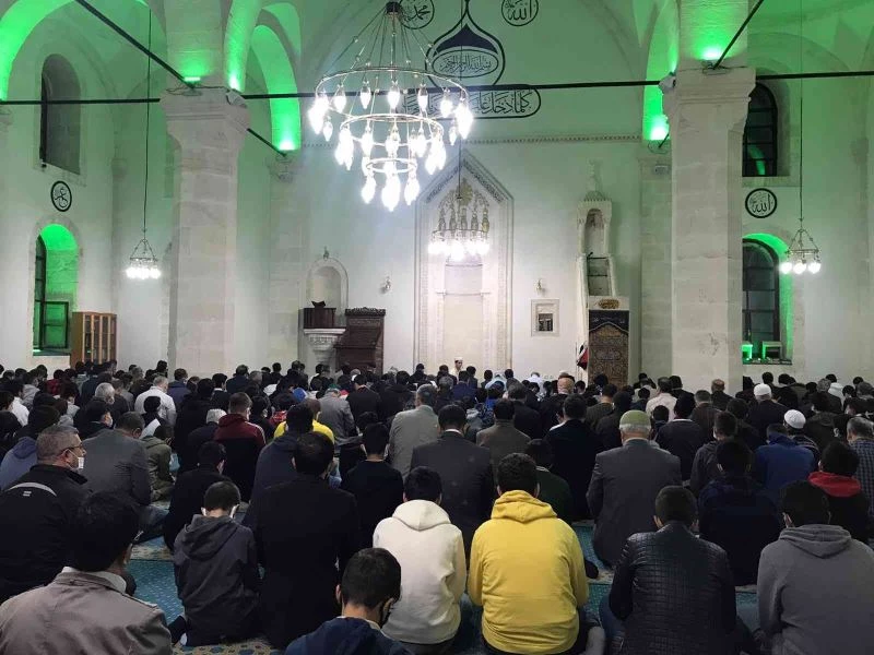 Babalar ve oğulları sabah namazında buluştu
