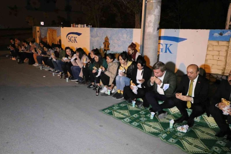 Vali öğrencilerle önce boyadı sonra kaldırıma oturup köfte ekmek yedi
