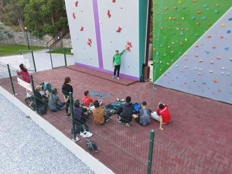 Efeler Belediyesi’nin tırmanma duvarı BESYO öğrencilerini ağırladı
