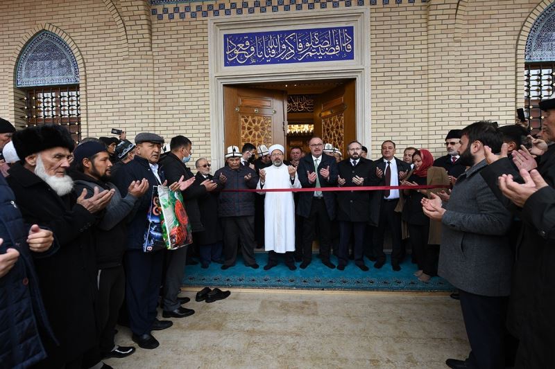 Diyanet İşleri Başkanı Erbaş, Kırgızistan’da açılışını yaptığı camide ilk cuma namazını kıldırdı
