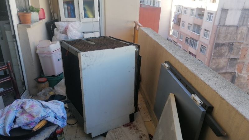 Yanan çamaşır makinesi apartman dairesini kül ediyordu
