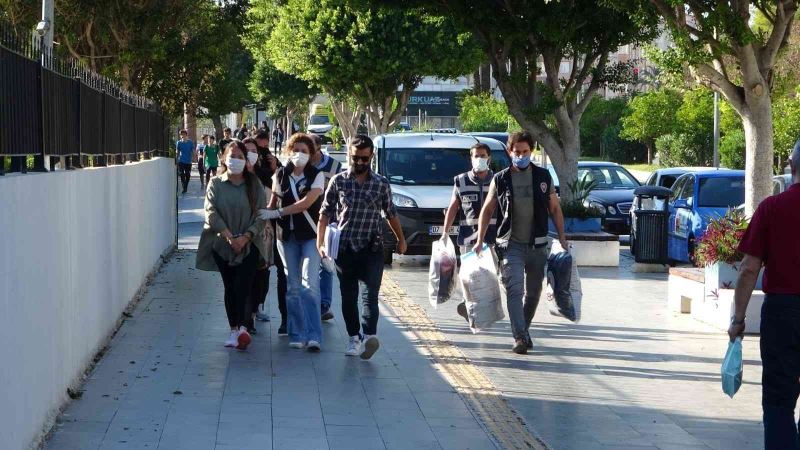 Ürünleri telefon bağlantısıyla Moğolistan’daki alıcıya gösterip, parası gönderilince de montları çaldılar
