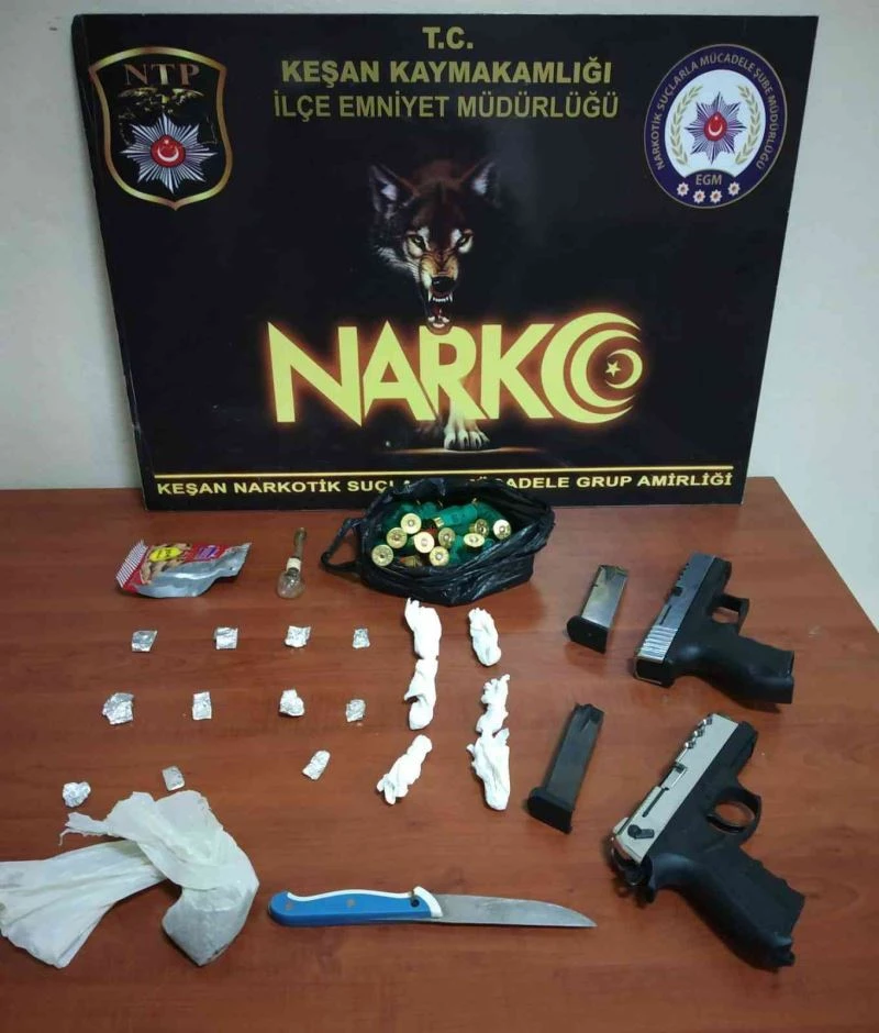 Uyuşturucu araması yapan polislere bıçakla saldırdılar
