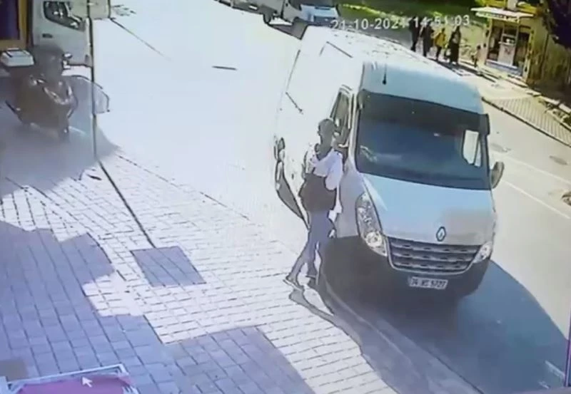 Esenyurt’ta 3 kişinin ezilmekten son anda kurtulduğu kaza anı kamerada
