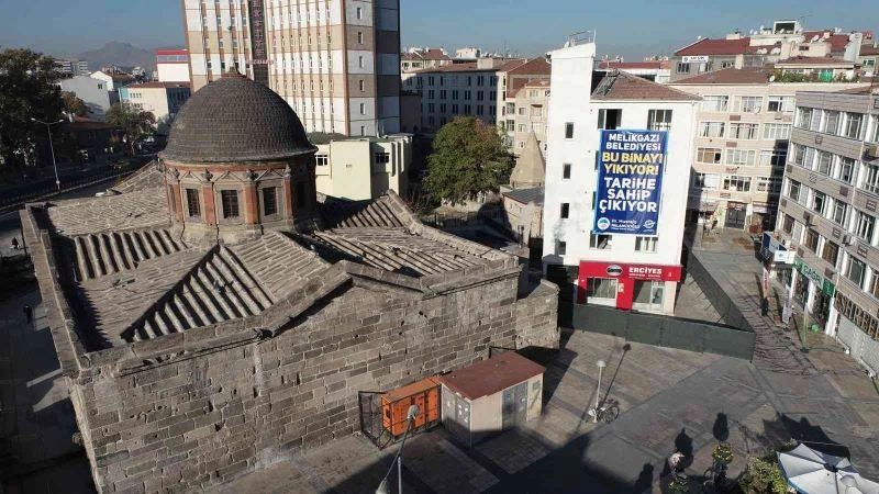 Melikgazi Belediyesi Kayseri Şehir Kütüphanesi’nin yanındaki 5 katlı binayı yıkacak
