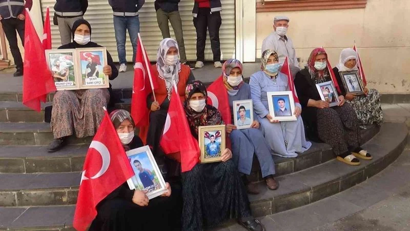 Evlat nöbetindeki anneden oğluna Kürtçe ‘teslim ol’ çağrısı
