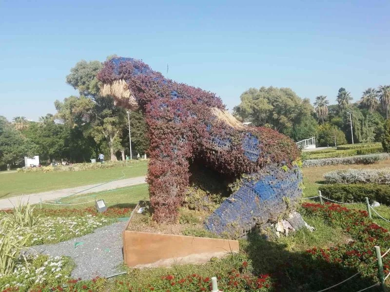 AK Parti’den İzmir Büyükşehir’e deprem anıtı ve bakımsız heykel eleştirisi
