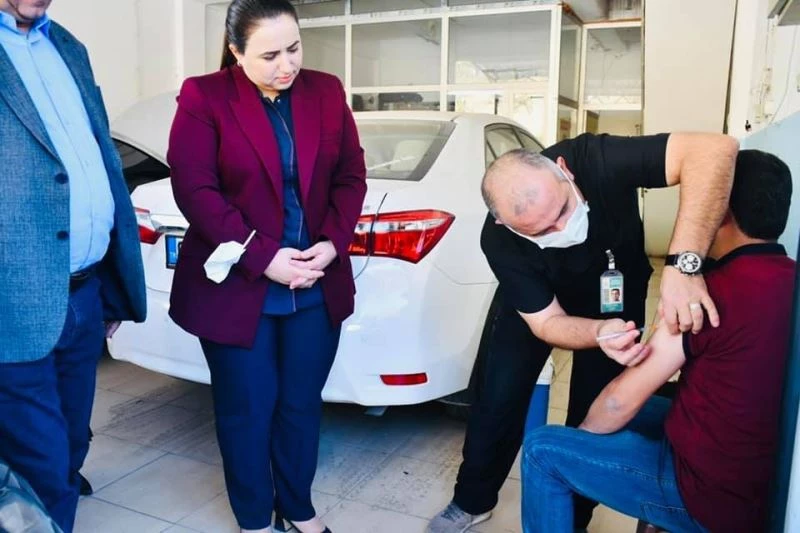 Kaymakam Nazlı Demir sağlık ekipleriyle sanayi esnafını aşına ikna etti
