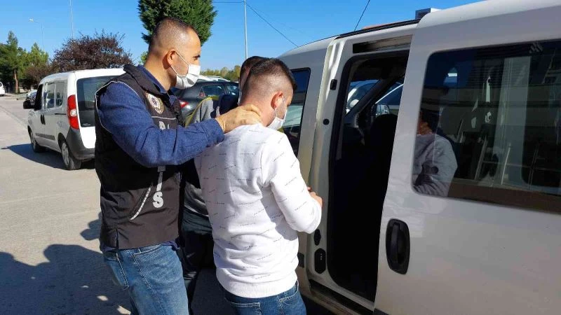 Bin 894 adet uyuşturucu hapla yakalanan bir kişi tutuklandı
