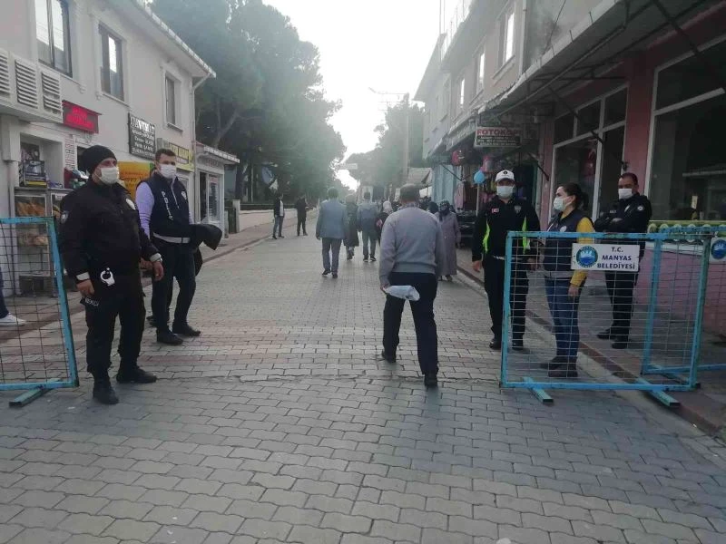 Manyas’ta pazara girişte maske ve Hes kontrolü
