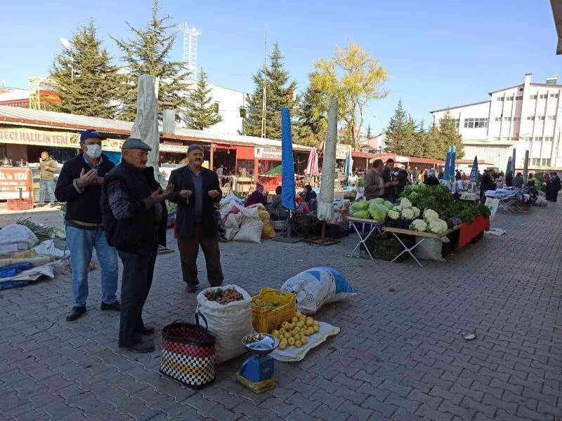 Afyon’un bu ilçesindeki pazarda eller cebe girmeden önce semaya kalkıyor
