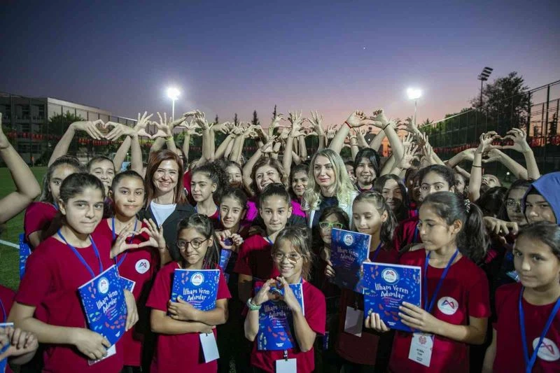 Kız çocuklarına burs imkanı verecek ‘İlham Veren Adımlar’ kitabı, Kır Çiçekleriyle buluştu
