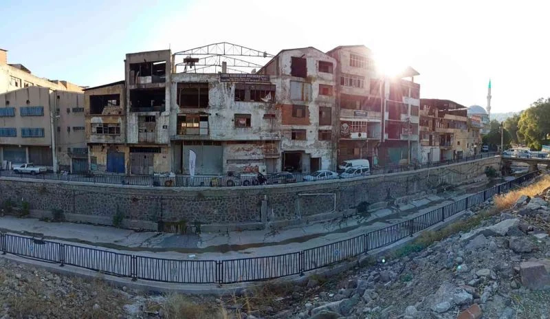 İzmir’in göbeğinde, görüntüsüyle dikkat çekiyordu: Yeşildere’de dönüşüm heyecanı
