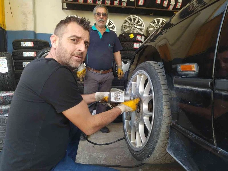 Canını ve aracını sevenler kar yağmadan kış lastiklerini taktırıyor
