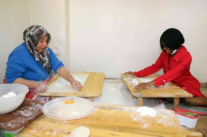 Uluslararası öğrenciler, yufka açıp gözleme pişirdi
