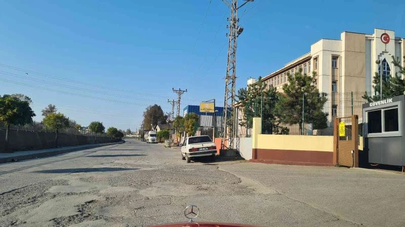 Veliler okul önlerine levha ve hız kesici istedi
