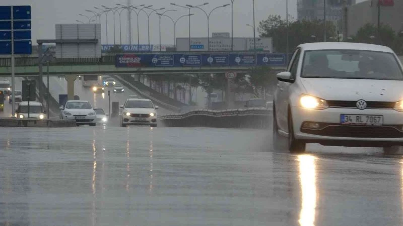İstanbullular pazar gününe yağmurla uyandı
