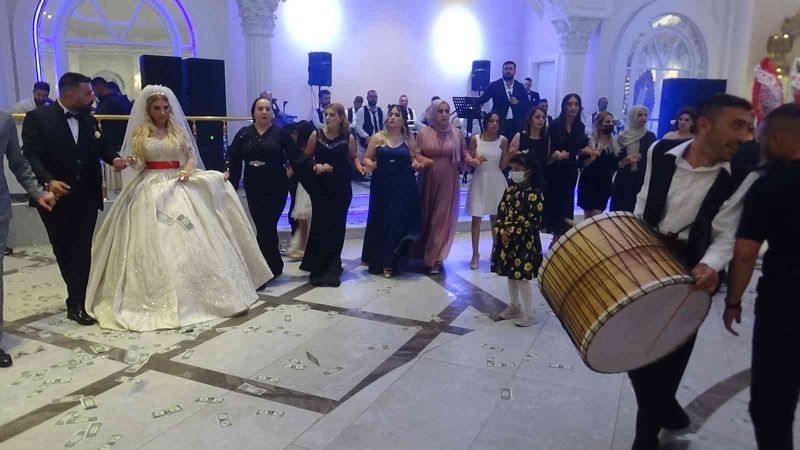 MHP İl Başkan Yardımcısı Zazaoğlu’nun kardeşinin düğünü miting havasında geçti
