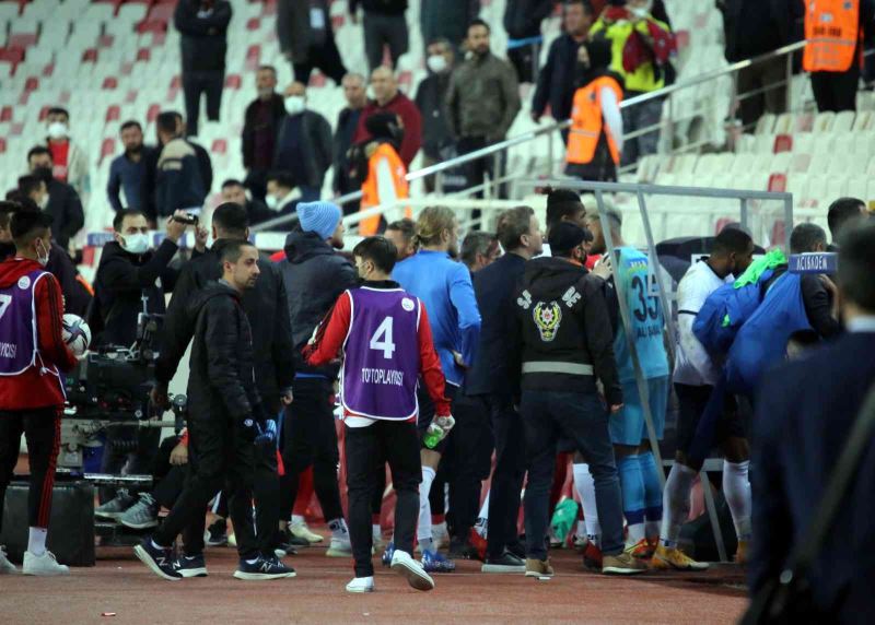 Sivasspor-Adana Demirspor maçı bitti tünelde tartışma çıktı
