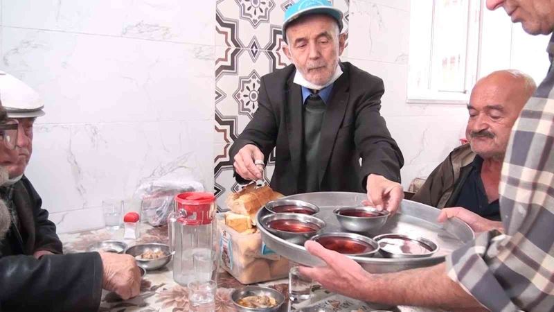 Çarşının ’Himmet babası’ 40 yıldır askıda geleneği ile yemek ikram ediyor
