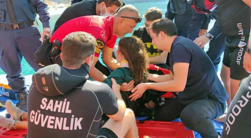 Ukraynalı paraşütçü denize düştü, Sahil Güvenlik ekipleri anında müdahale etti
