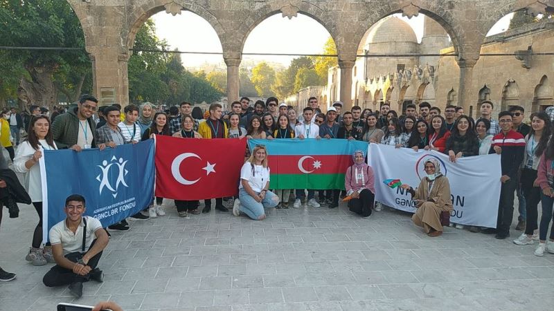 Kardeş ülke Azerbaycan’dan gelen gençler Balıklıgöl’ü gezdi
