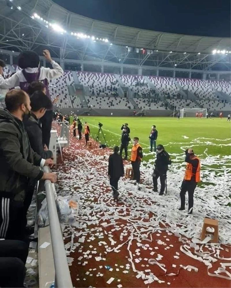 Ordu’da skandal: Kur’an-ı Kerim sayfaları konfeti şeklinde sahaya fırlatıldı
