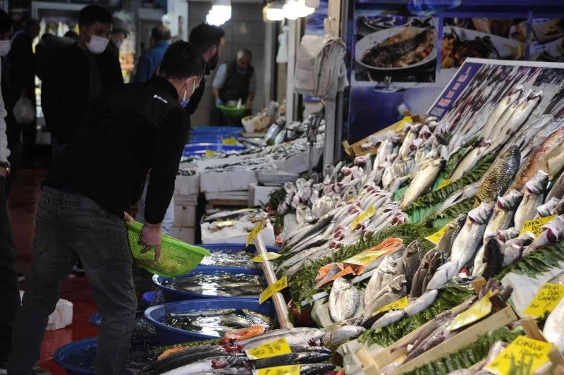 Balık tezgahlarında lüfer bolluğu devam ediyor
