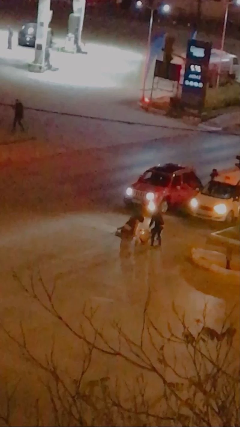 Trafikte ticari taksiden indirdikleri adamı tekme tokat dövdüler
