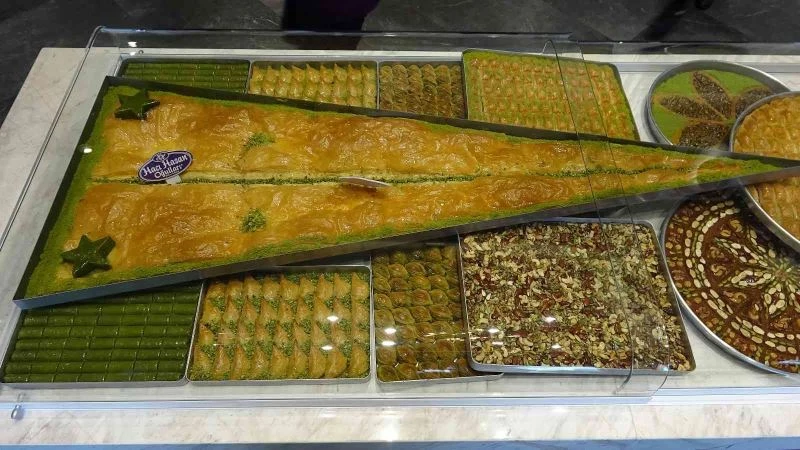 (Özel) Bu baklava dilimi tam 150 kişilik
