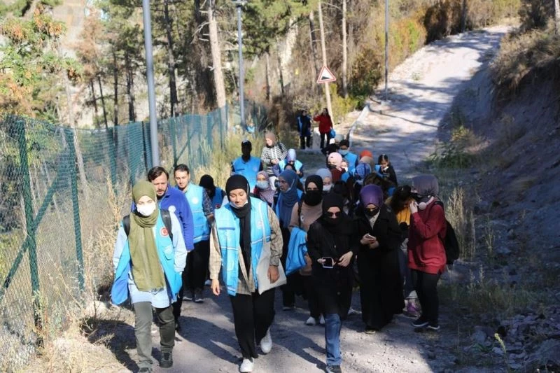 TDV Gençlik Kolları iklim değişikliğine dikkat çekmek için doğa yürüyüşü yaptı
