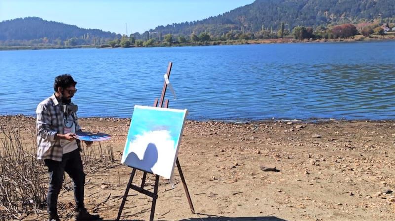 Sanatçılar Gölcük Gölü’nü resmetti, ortaya kartpostallık görüntüler çıktı
