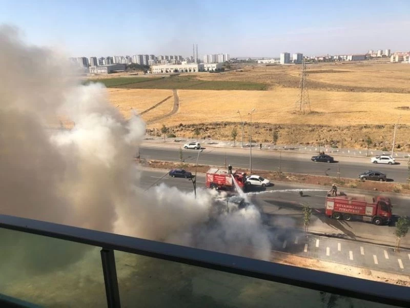 Yanan kamyonete bilinçsiz su döktü, alevler büyüdü
