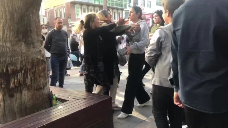 İki kadın onlarca kişinin bakışları arasında tekme tokat kavga etti

