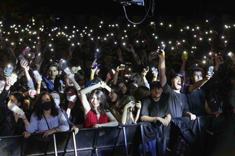 Binlerce İzmirli Buca’da Gripin konserinde buluştu
