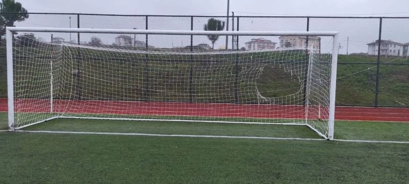 Spor tesisine yeni yapılan kale filesine zarar verdiler