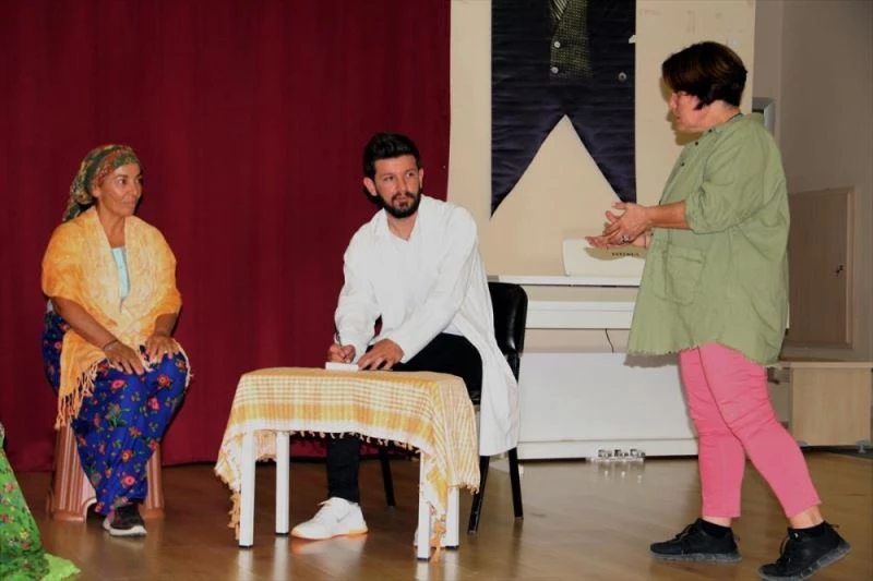 Tiyatro grubu kuran ev hanımları, kadın hikayelerini sahneye taşıyacak