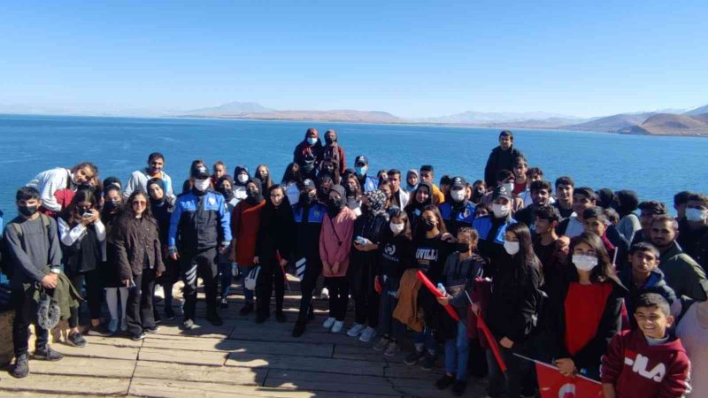 Erciş ve Tuşba’daki öğrenciler Akdamar Adası’nı gezdi
