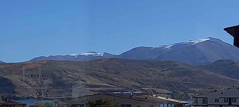 Bitlis’in yüksek kesimlerine mevsimin ilk karı yağdı
