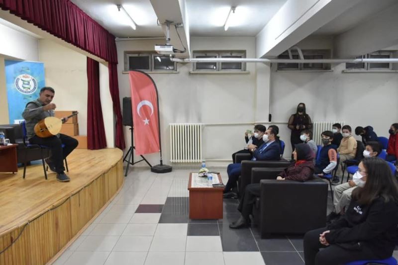 Halk müziği sanatçısı Erzincanlı, öğrencilerle bir araya geldi
