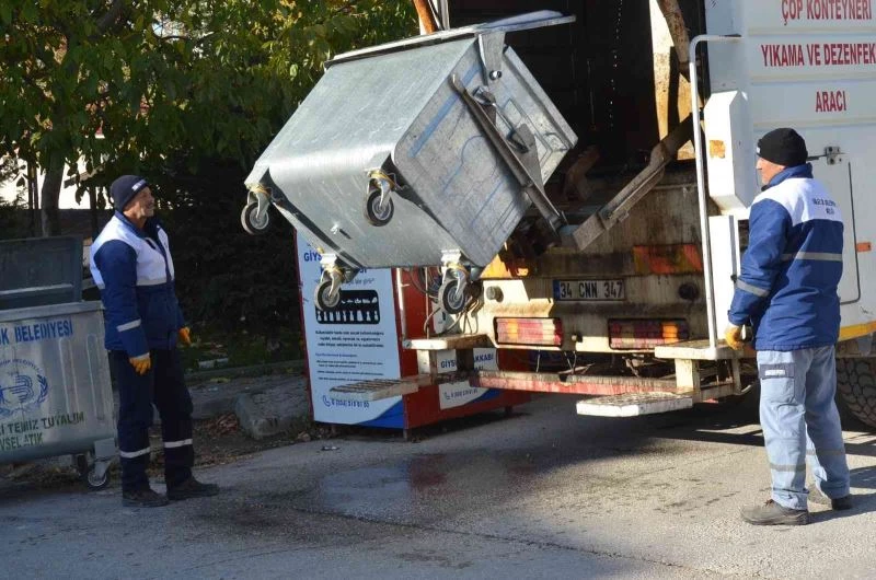 Çöp konteynerleri yıkanarak temizleniyor

