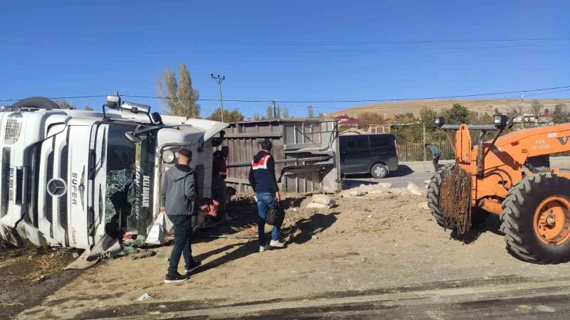 Ahlatlı çiftçinin bir yıllık emeği kazayla yere serildi
