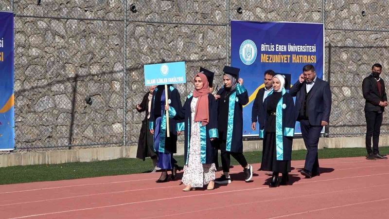 Bitlis Eren Üniversitesinde pandemiden sonra ilk mezuniyet
