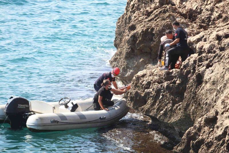 Antalya’da 40 metrelik falezlerden düşüp yaralanan kişi hayatını kaybetti
