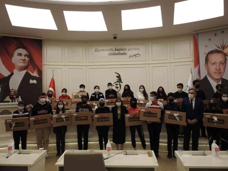 Gaziantep’te LGS’de ilk 50’ye giren öğrencilere dizüstü bilgisayar hediyesi
