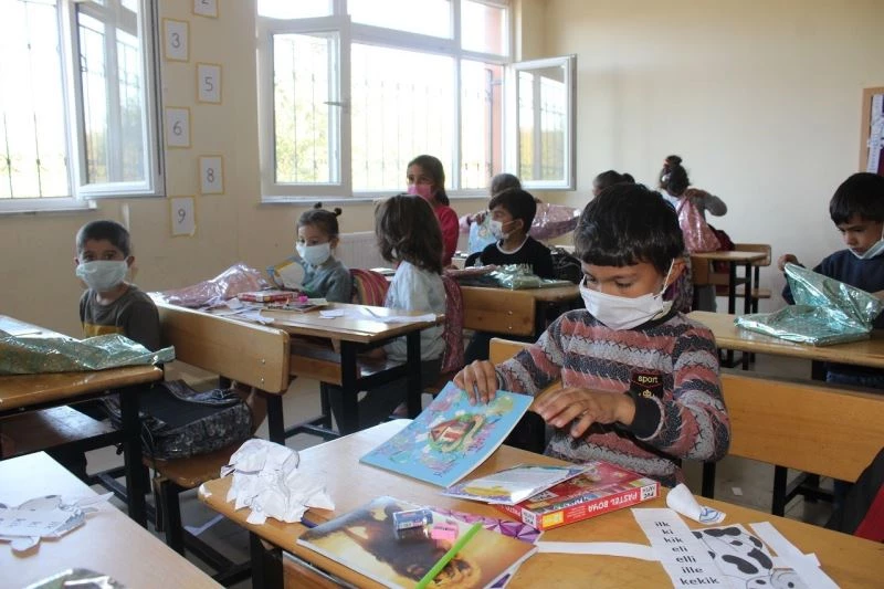 ‘Mutluluk Vagonu’ tarafından öğrencilere destek
