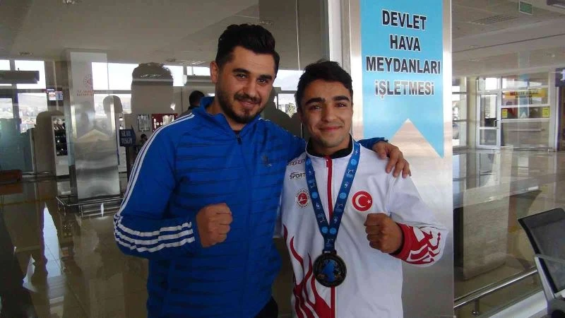 Dünya üçüncüsü milli kick boksçu Ersayar’a coşkulu karşılama
