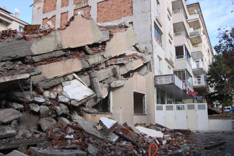 Kontrolsüz yıkıma belediyeden 18 bin 427 lira ceza
