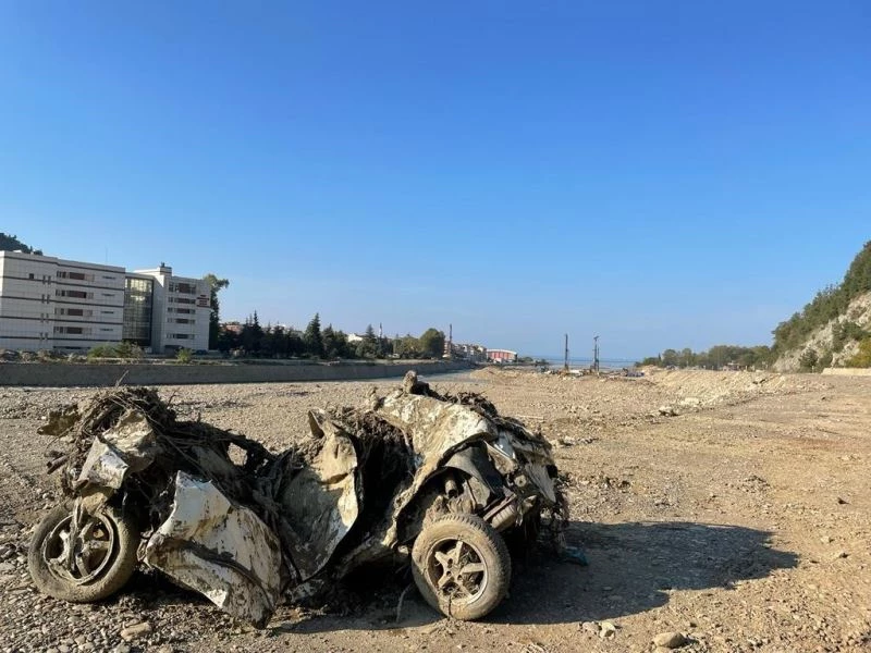 Sel sonrası ortada kalan araç alınmayı bekliyor
