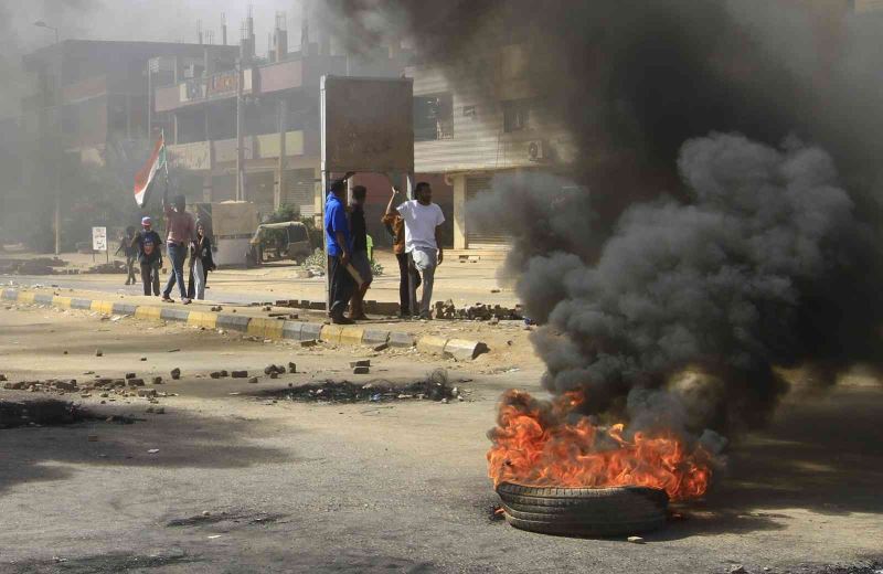 Sudan’da sivil itaatsizlik çağrıları üzerine darbe girişimi sonrası protestolar ikinci gününde devam ediyor
